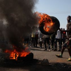 Residentes de la comunidad de Gauraka en el área de gobierno local de Tafa en el estado de Níger prendieron fuego en la carretera Kaduna-Abuja en Gauruka, cerca de Abuja, Nigeria, durante una protesta contra los incesantes secuestros y asesinatos después de que hombres armados secuestraron a 16 residentes y mataron a otros tres en el estado de Níger. | Foto:Kola Sulaimon / AFP