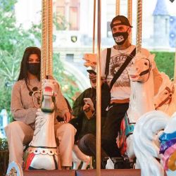 Caras Kourney Kardashian Y Travis Barker Viajaron A Disney Con Sus Hijos