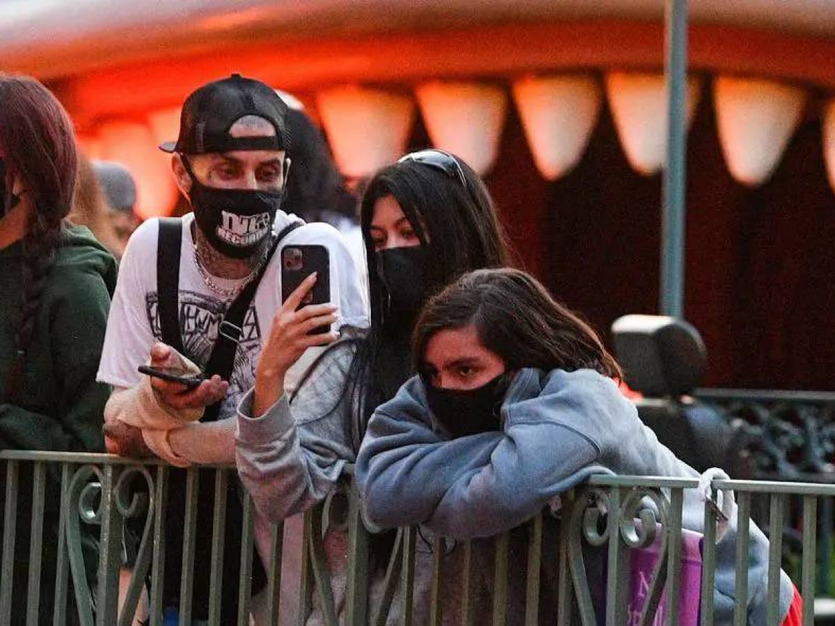 Kourney Kardashian Y Travis Barker Viajaron A Disney Con Sus Hijos Caras