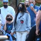 Kourney Kardashian y Travis Barker viajaron a Disney con sus hijos