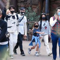 Kourney Kardashian y Travis Barker viajaron a Disney con sus hijos