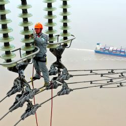 China, Zhoushan: un técnico en ingeniería eléctrica examina y repara la red eléctrica de las islas Zhoushan. | Foto:TPG vía ZUMA Press / DPA
