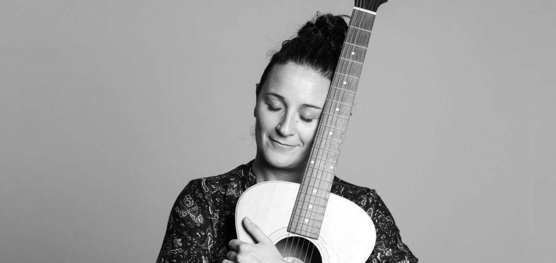 Conocé a More Gemma, música, poeta y “cantautora por desgracia”