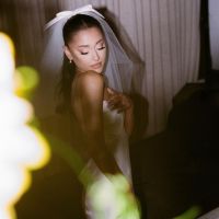 Ariana Grande mostró detalles de su boda y el vestido de espalda descubierta que fue sensación