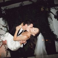 Ariana Grande mostró detalles de su boda y el vestido de espalda descubierta que fue sensación