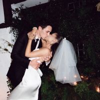Ariana Grande mostró detalles de su boda y el vestido de espalda descubierta que fue sensación
