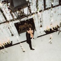 Ariana Grande mostró detalles de su boda y el vestido de espalda descubierta que fue sensación