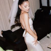 Ariana Grande mostró detalles de su boda y el vestido de espalda descubierta que fue sensación