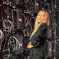 Guillermina Valdés impactó con su outfit y nuevo look en La Academia