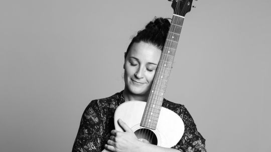 Conocé a More Gemma, música, poeta y “cantautora por desgracia”