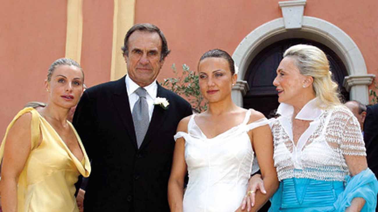 Carlos Reutemann con su ex mujer y sus hijas