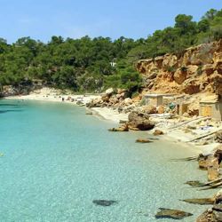 Ibiza es un destino soleado que tiene una oferta de playas y espacios verdes para ofrecer al turismo.