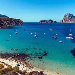 Ibiza es un destino soleado que tiene una oferta de playas y espacios verdes para ofrecer al turismo.