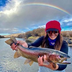 San Martín de los Andes nos regaló un fondo perfecto para esta pesca de truchas arcoíris.