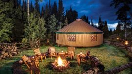 Las yurtas son carpas circulares de buen tamaño y considerable altura.