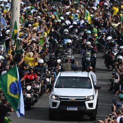 El presidente brasileño Jair Bolsonaro gesticula mientras encabeza un mitin de caravana con sus seguidores en Río de Janeiro, Brasil. - Bolsonaro encabezó una procesión de varios miles de motocicletas que marcharon por las calles de Río de Janeiro para un manifestación en su apoyo, provocando numerosas manifestaciones en medio de la pandemia. | Foto:ANDRE BORGES / AFP