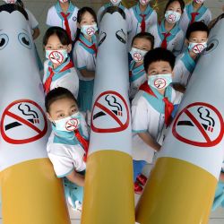 China, Handan: estudiantes de la escuela primaria de Chunguang en el distrito de Congtai sostienen grandes réplicas de cigarrillos durante una campaña que pide a las personas que se mantengan alejadas del tabaco y promuevan un estilo de vida saludable, antes del Día Mundial Sin Tabaco. | Foto:Hao Qunying / SIPA Asia vía ZUMA Alambre / DPA