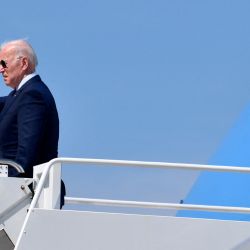 El presidente de los Estados Unidos, Joe Biden, saluda mientras aborda el Air Force One en el Aeropuerto Internacional Cleveland Hopkins en Cleveland, Ohio. | Foto:Nicholas Kamm / AFP