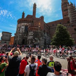 Los espectadores animan a los ciclistas que recorren Cremona durante la 18a etapa de la carrera ciclista Giro d'Italia 2021, 231 km entre Rovereto y Stradella. | Foto:Luca Bettini / AFP