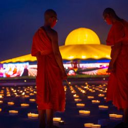 Tailandia, Patum Thani: los monjes budistas encienden velas en el suelo del templo budista Wat Dhammakaya para conmemorar la fiesta budista Visakha Bucha, también conocida como el día de Vesak. Visakha Bucha celebra el nacimiento, la iluminación y la muerte del Buda Siddhartha Gautama. | Foto:Adryel Talamantes / ZUMA Wire / DPA