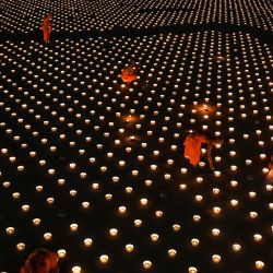 Esta vista aérea muestra a los monjes budistas encendiendo velas para conmemorar el Día de Visakha Bucha o el Día de Vesak, una celebración del nacimiento, la iluminación y la muerte del Señor Buda que se lleva a cabo en la luna llena del tercer mes lunar del calendario budista, en el templo budista Wat Dhammakaya. en las afueras de Bangkok. | Foto:Lillian Suwanrumpha / AFP