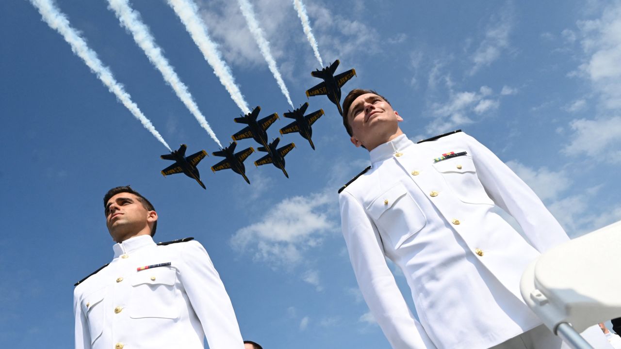 Los Navy Blue Angels de los EE. UU. realizan un paso elevado sobre los guardiamarinas de la Academia Naval de los EE. UU. durante su ceremonia de graduación en Annapolis, Maryland. | Foto:Jim Watson / AFP