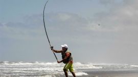 Los pescadores de costa también lanzamos, pero con caña y reel, lo más lejanamente que podemos.