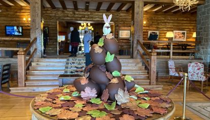 La torre de huevos de Pascua del Llao Llao que luego los chefs rompen y comparten con los huéspedes.