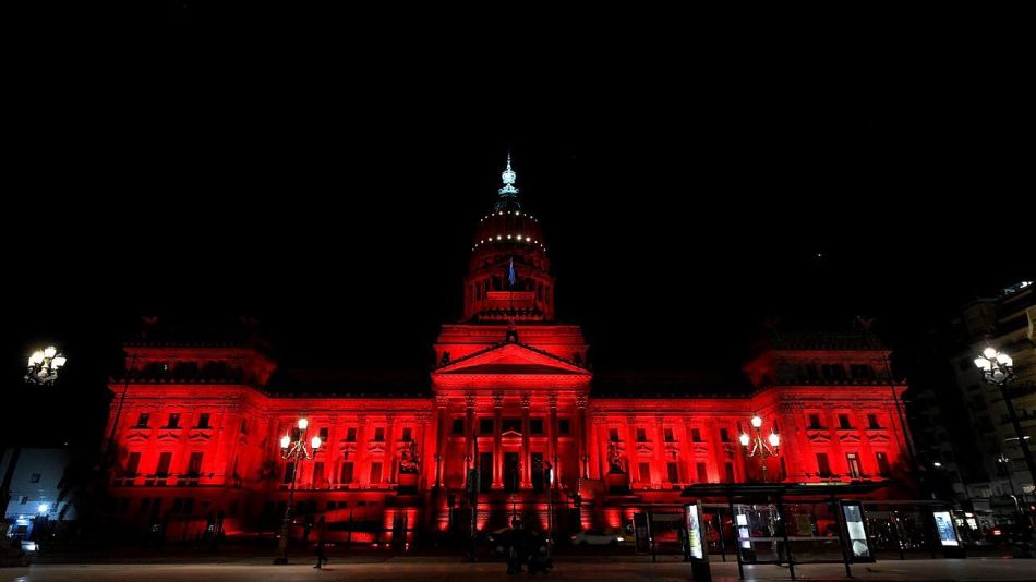 El Congreso, iluminado de rojo en el marco del Día Mundial de la Higiene Menstrual.