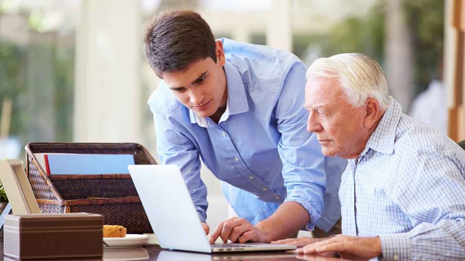 joven trabajando con un adulto 20210528