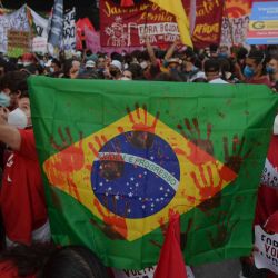 Los manifestantes participan en una protesta contra el manejo del presidente brasileño Jair Bolsonaro de la pandemia de COVID-19 en Sao Paulo, Brasil. | Foto:Nelson Almeida / AFP