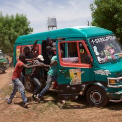 Los partidarios celebran la llegada del nuevo presidente del gobierno de transición de Malí, Assimi Goita, a su regreso de Accra después de una reunión con representantes de la CEDEAO (Comunidad Económica de los Estados de África Occidental). | Foto:Michele Cattani / AFP