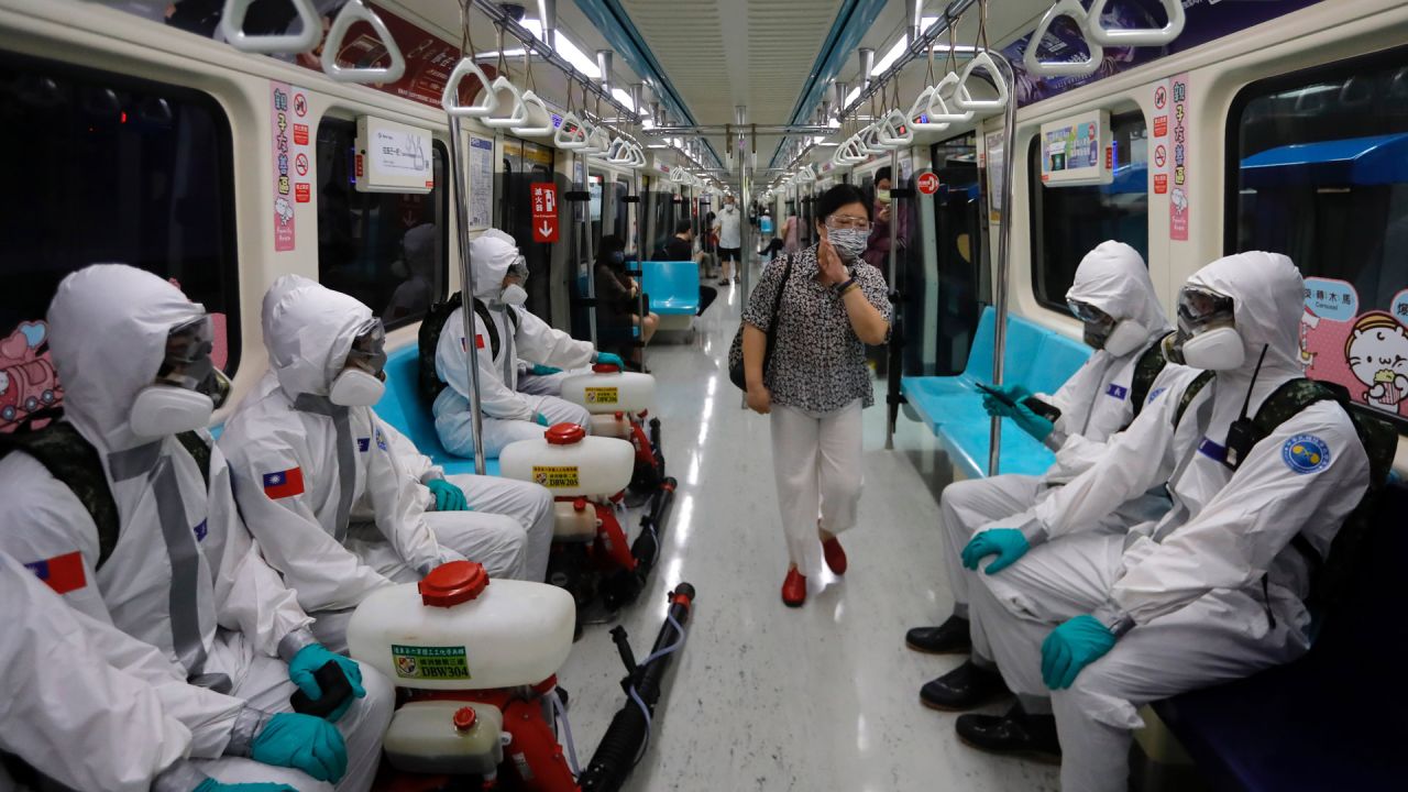 Taiwán, Taipei: Oficiales militares con trajes protectores desinfectan las áreas públicas y el transporte en Taipei, luego de un aumento dramático de casos domésticos que ponen en peligro los sistemas médicos en Taiwán. | Foto:Daniel Ceng Shou-Yi / ZUMA Wire / DPA