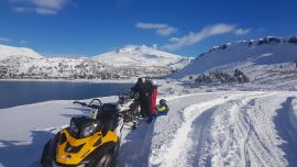 En moto de nieve hacia el volcán Copahue en Neuquén.