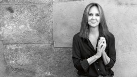 María Dueñas: “Eva llegó con abrigos de piel a una España de luto”