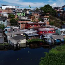 Vista general de un área inundada de la comunidad ribereña de Educandos en Manaos, capital del estado brasileño de Amazonas. | Foto:Michael Dantas / AFP