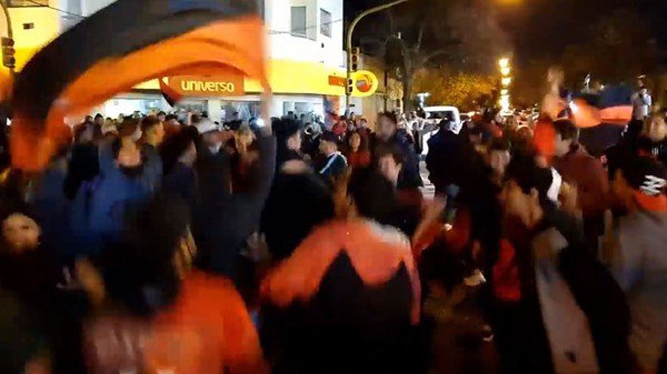 Festejos masivos de los hinchas de Colón, a pesar de las restricciones en Santa Fe