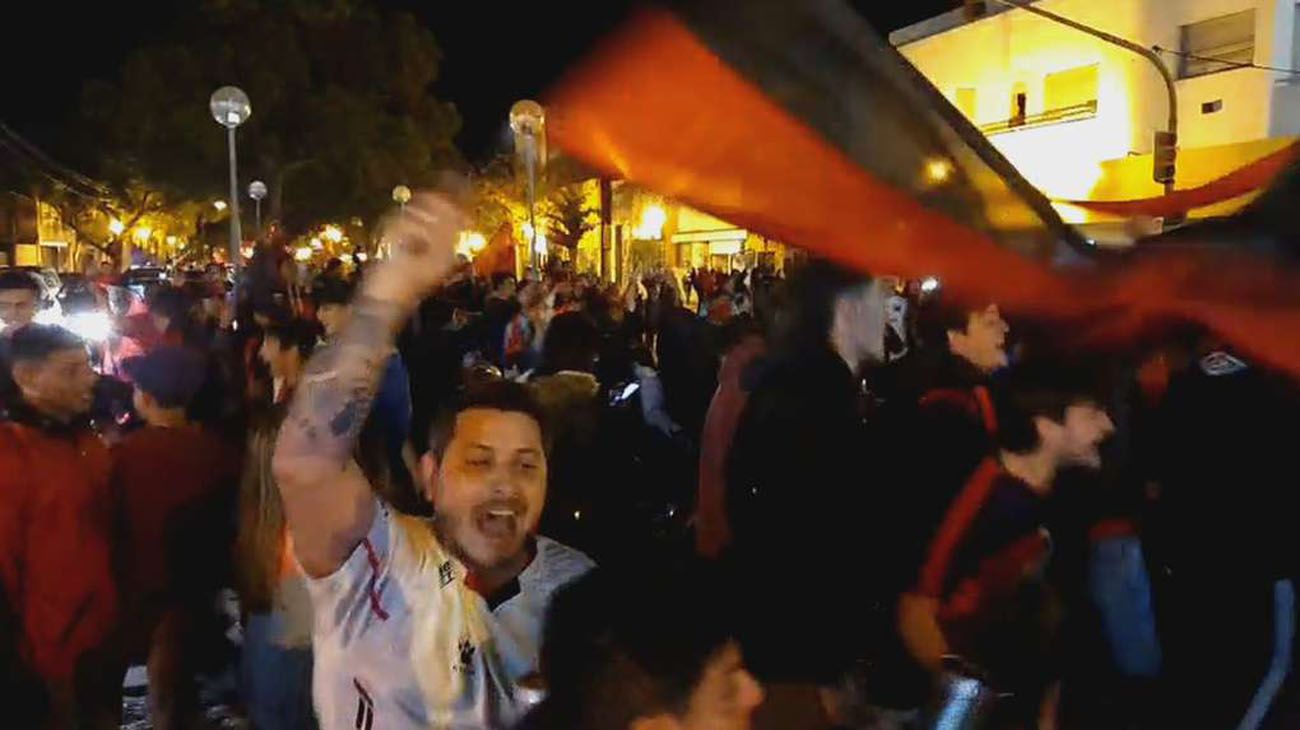 Festejos masivos de los hinchas de Colón, a pesar de las restricciones en Santa Fe