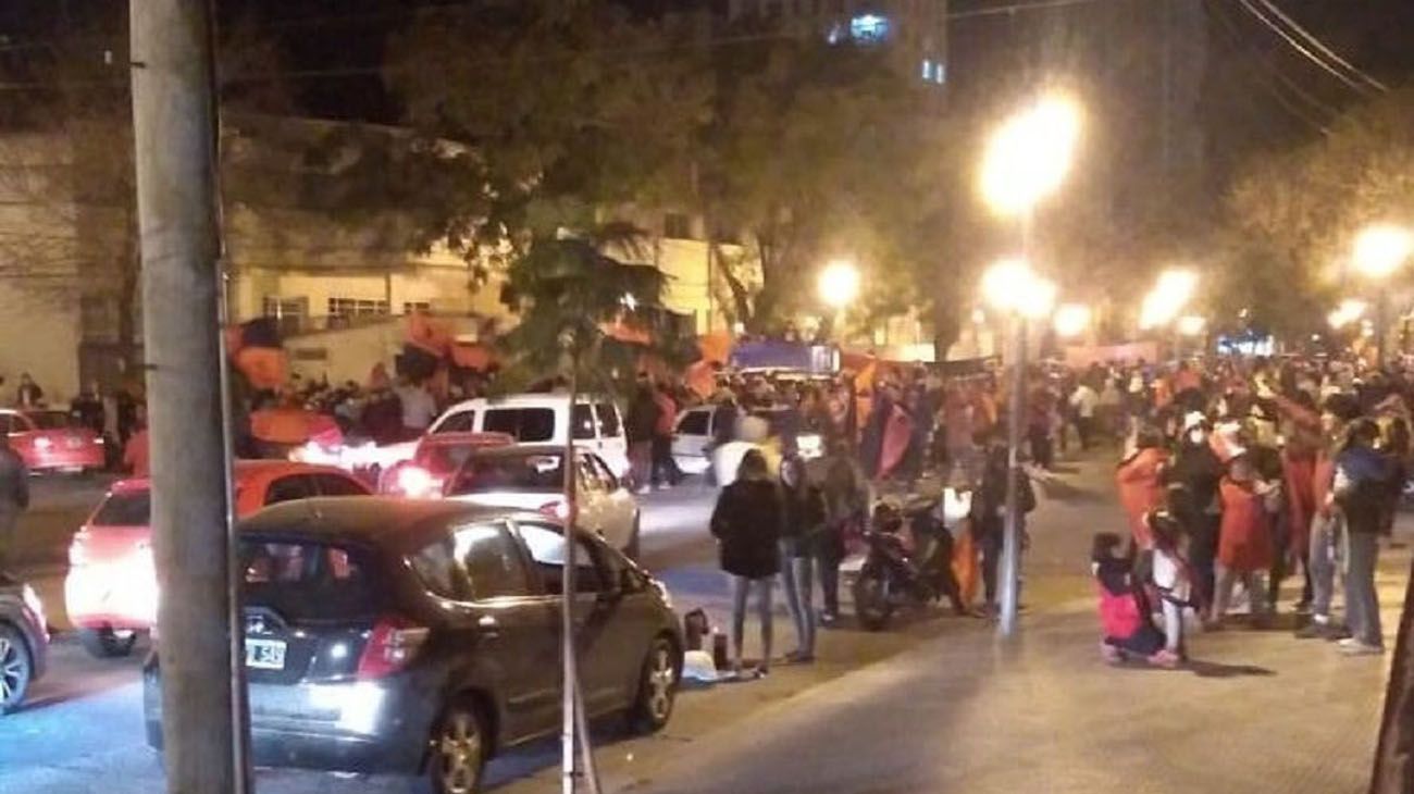 Festejos masivos de los hinchas de Colón, a pesar de las restricciones en Santa Fe