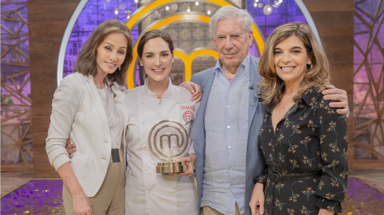 Final MasterChef 2019 (España): Mario Vargas Llosa con Isabel Presyler y su hija -ganadora- Tamara Falcó, y Xandra Falcó.