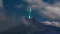 Captan cuando un meteorito cae sobre el volcán Merapi