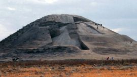 Se trata de una gran montaña de tierra, bajo la cual se encuentran enterrados los restos de soldados