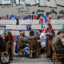 La gente se sienta en un restaurante en el barrio de Kadikoy, en Estambul, después de que el país levantara las medidas de restricción de salud contra la pandemia de Covid-19 en regiones con tasas de infección más bajas. | Foto:Bulent Kilic / AFP