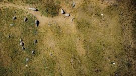 Los barcos vikingos fueron hallados en el famoso campo de tumbas de Kalvestene, Dinamarca.