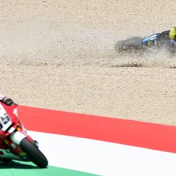 El piloto italiano de Italtrans Racing Team Lorenzo Dalla Porta se estrella durante la carrera de Moto2 del Gran Premio de Italia de Moto GP en el hipódromo de Mugello en Scarperia. | Foto:Tiziana Fabi / AFP