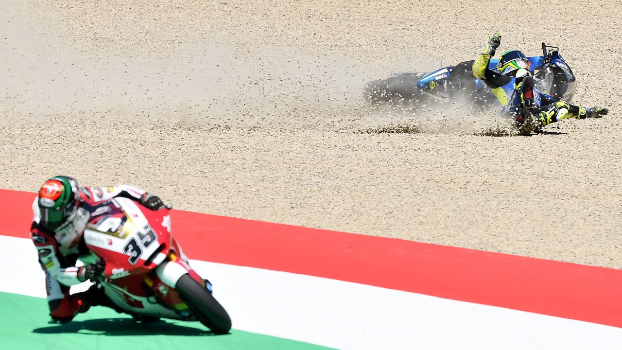 El piloto italiano de Italtrans Racing Team Lorenzo Dalla Porta se estrella durante la carrera de Moto2 del Gran Premio de Italia de Moto GP en el hipódromo de Mugello en Scarperia. | Foto:Tiziana Fabi / AFP