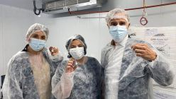El presidente de Laboratorios Richmond, Marcelo Figueiras, junto a Carla Vizzotti y Cecilia Nicolini.