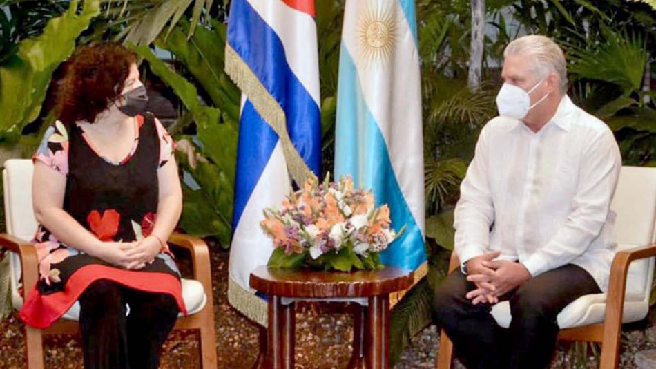 Cubanización. Carla Vizzotti y el presidente Díaz-Canel.