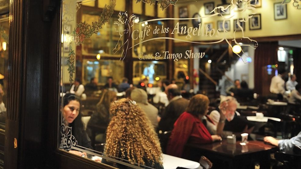 Las ventanas del Café de los Angelitos, antes de la pandemia. Un ícono porteño.