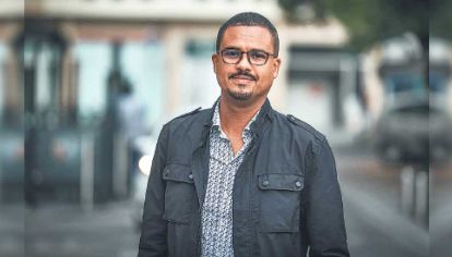 Diop. De madre francesa y padre senegalés, nació en 1966. Es especialista en literatura del siglo XVIII.